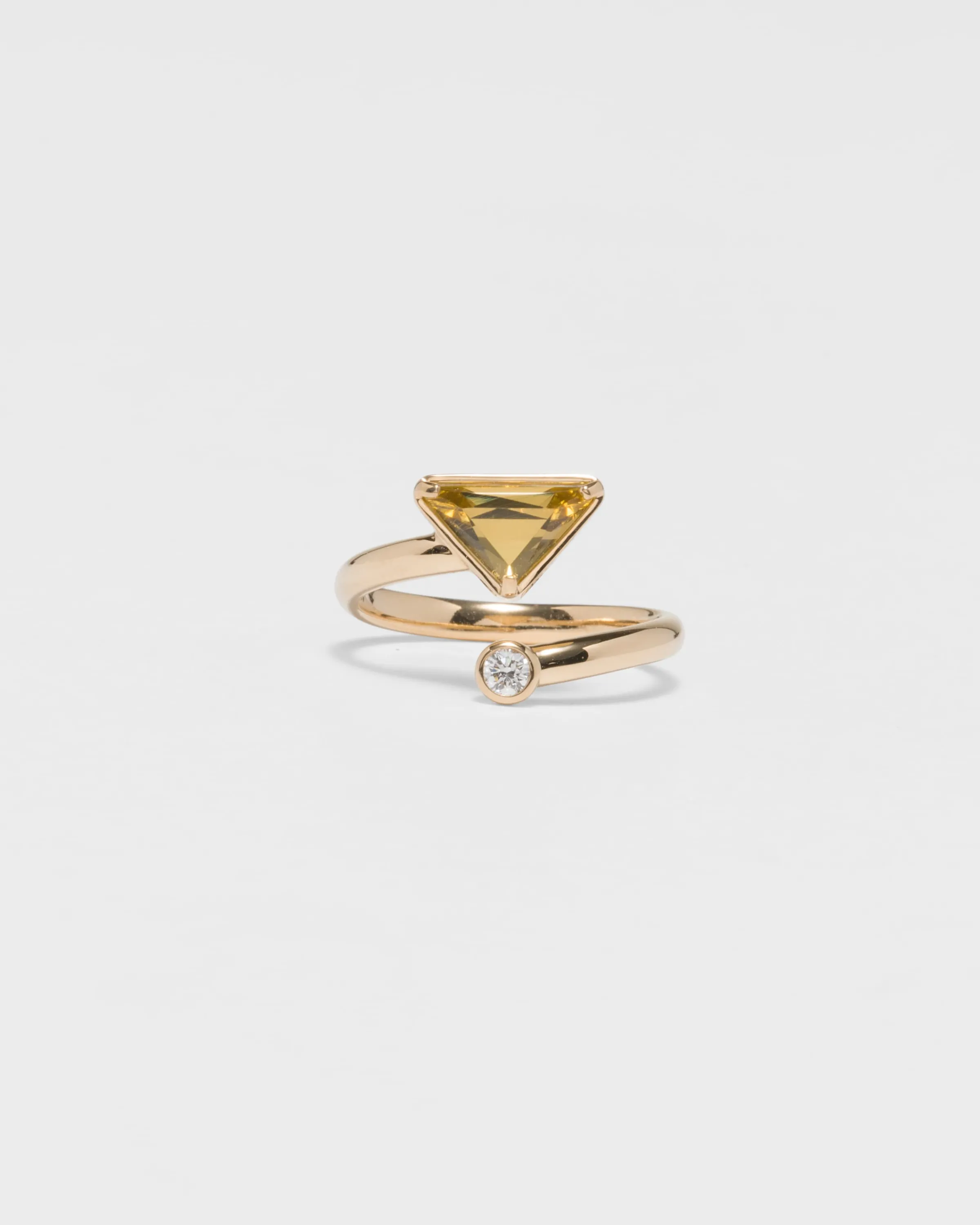 Prada Anello contrarié Eternal Gold in oro giallo con diamante e quarzo verde