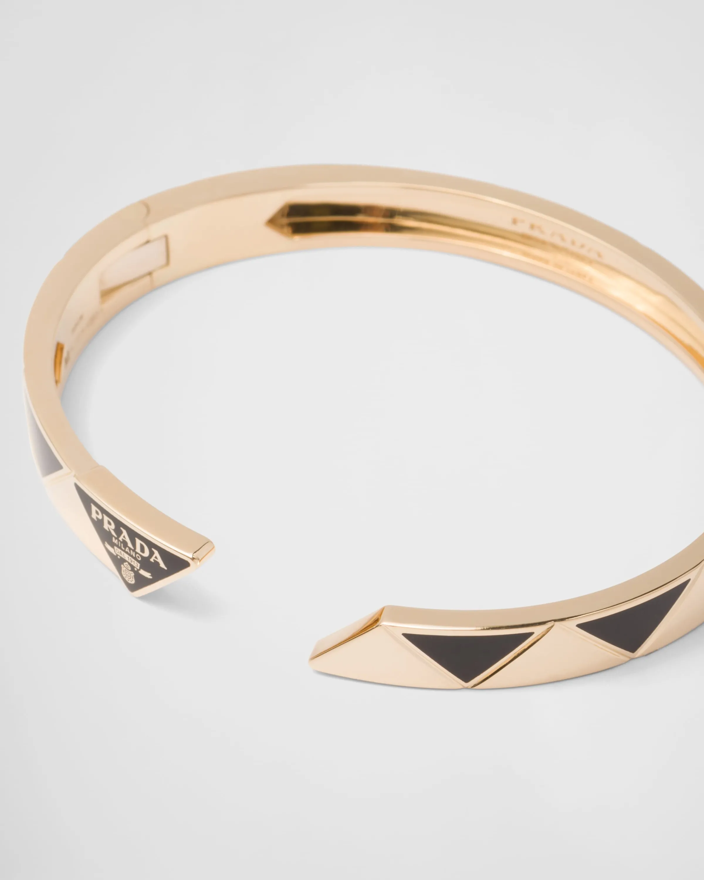 Prada Bracciale rigido Eternal Gold in oro giallo con idroceramica