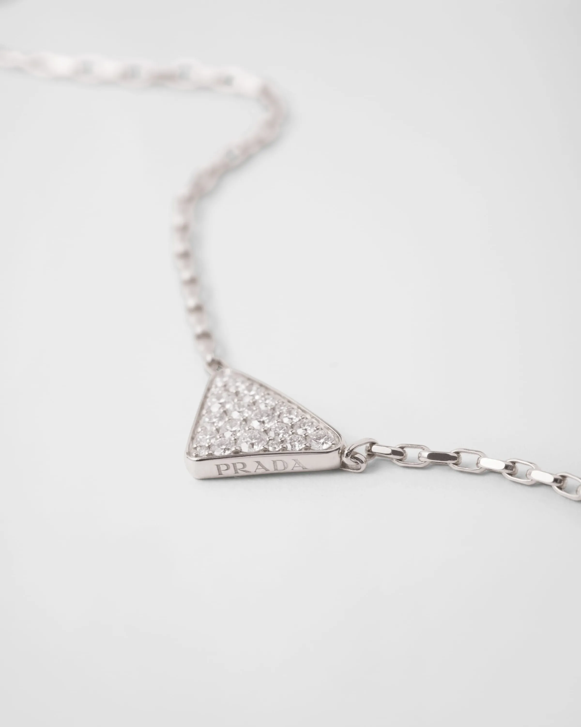 Prada Collana Eternal Gold in oro bianco e diamanti con triangolo pendente mini
