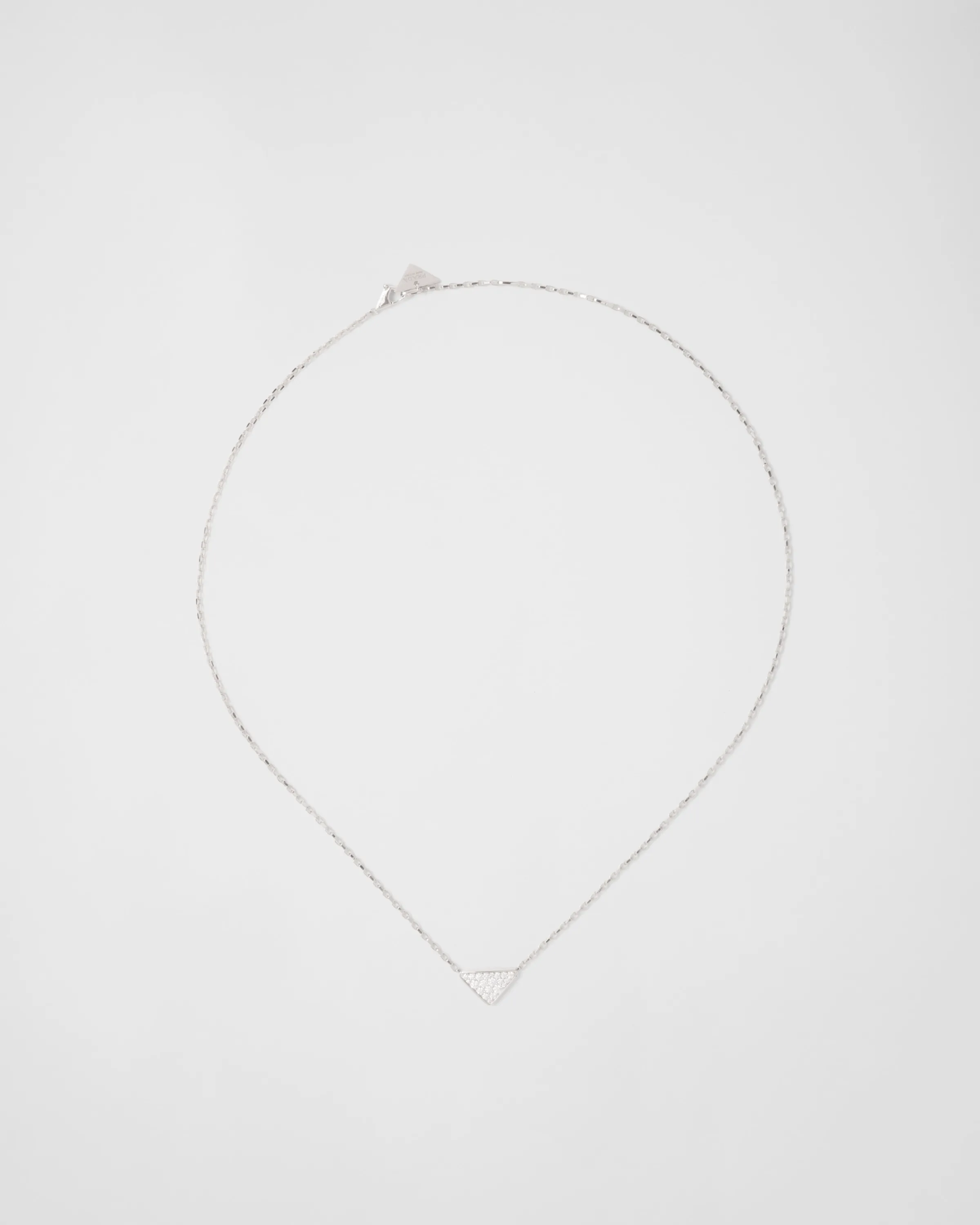 Prada Collana Eternal Gold in oro bianco e diamanti con triangolo pendente nano