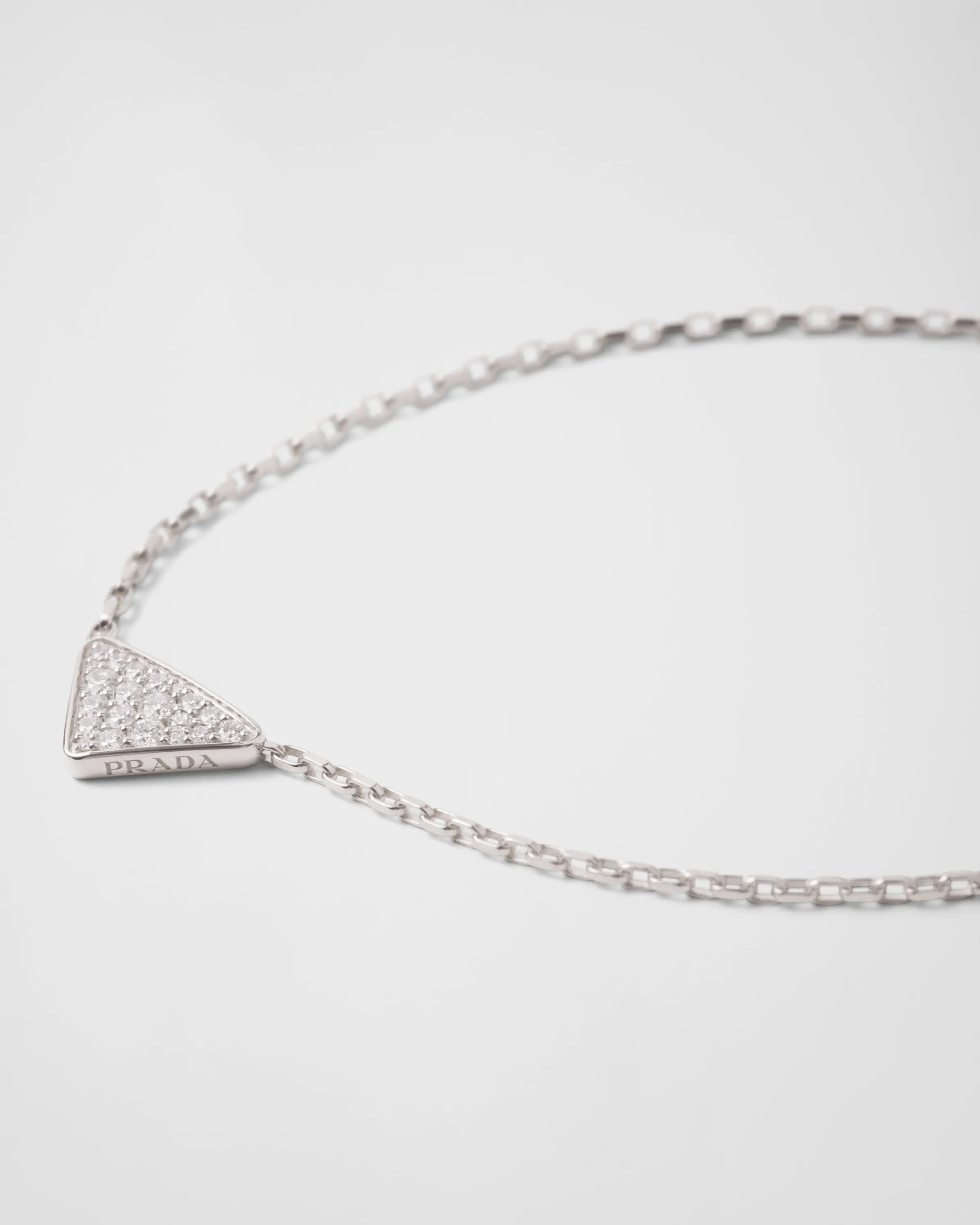 Prada Collana Eternal Gold in oro bianco e diamanti con triangolo pendente nano