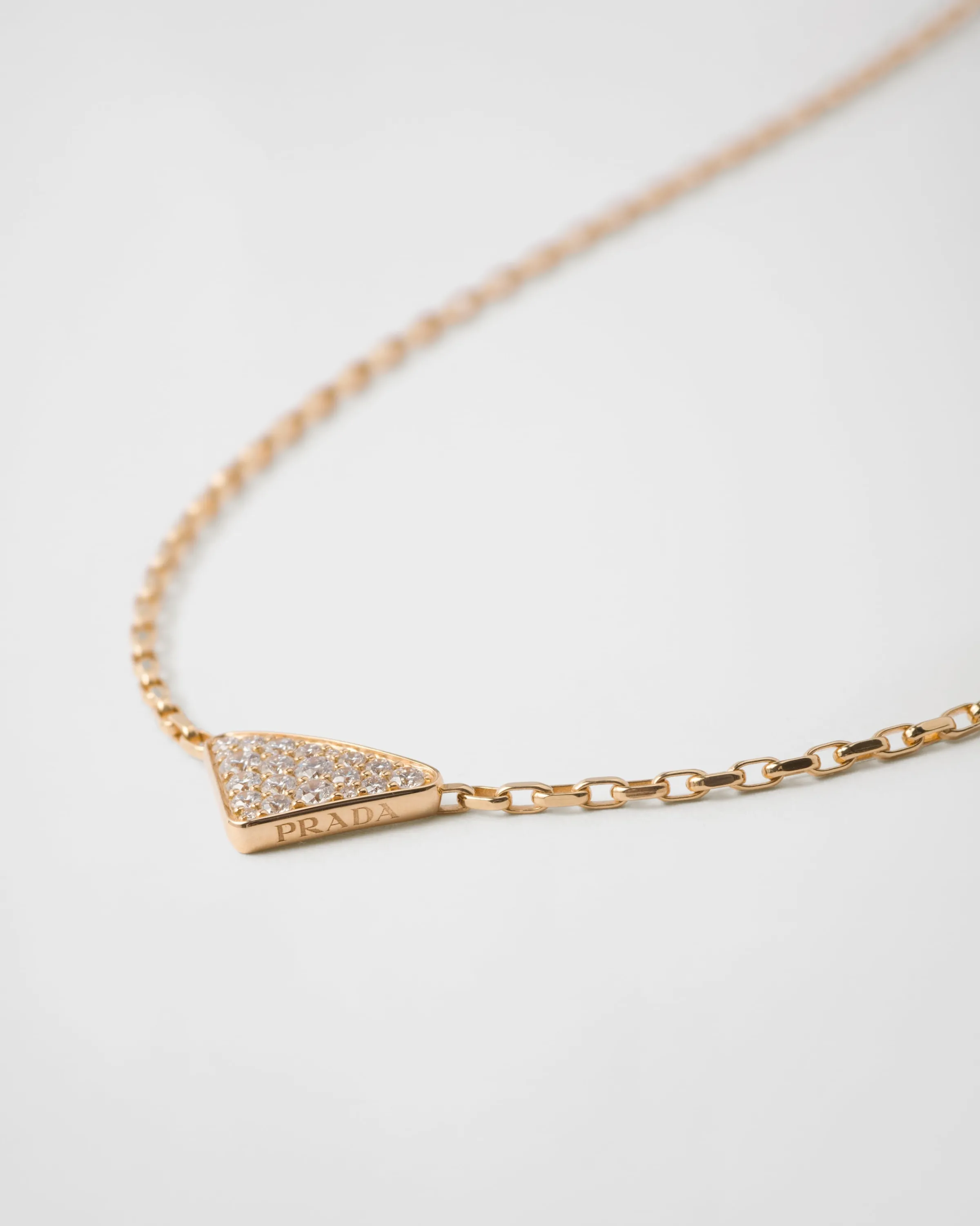 Prada Collana Eternal Gold in oro giallo e diamanti con triangolo pendente mini