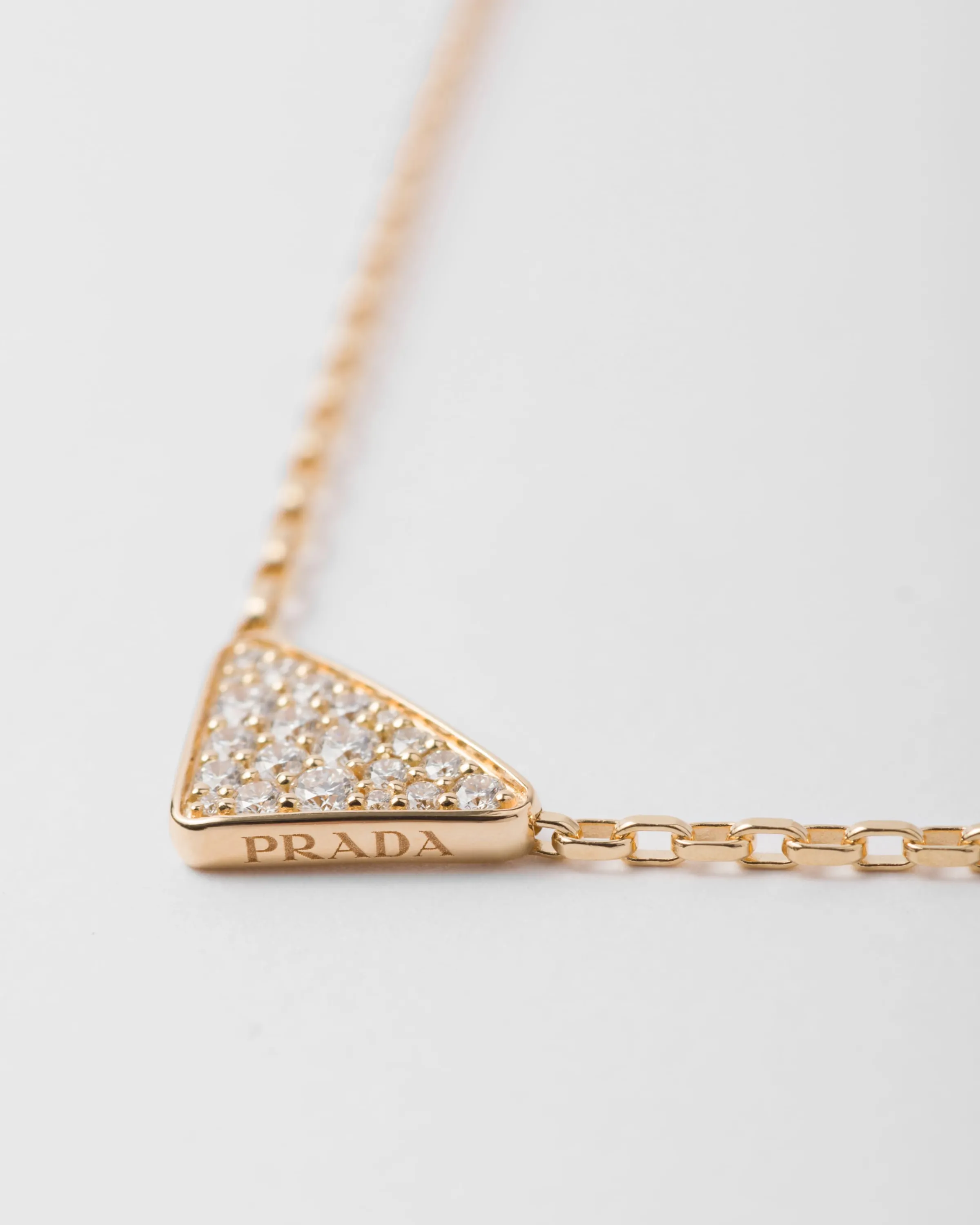 Prada Collana Eternal Gold in oro giallo e diamanti con triangolo pendente nano