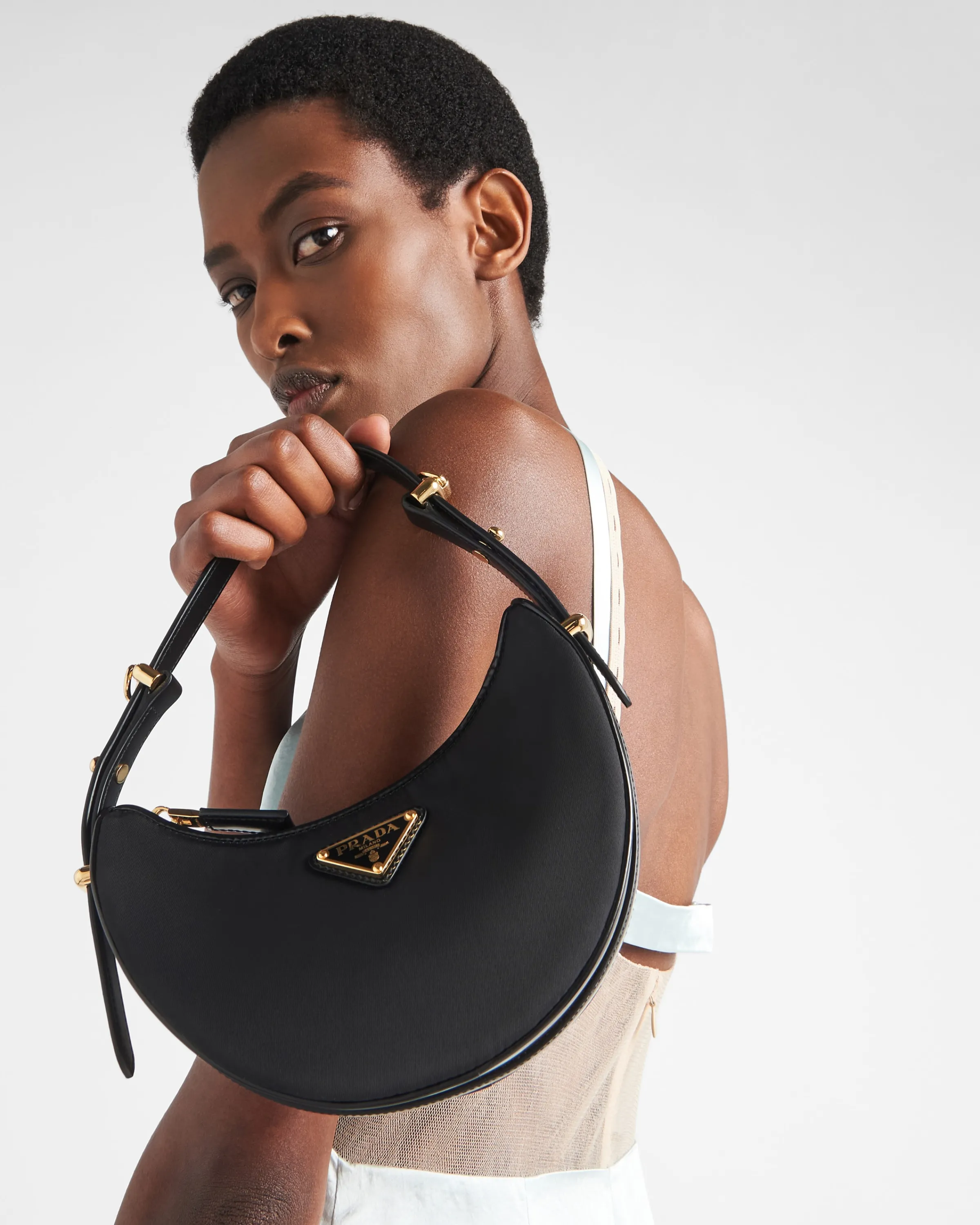 Donna Prada Mini borsa a spalla Arqué in Re-Nylon e pelle spazzolata
